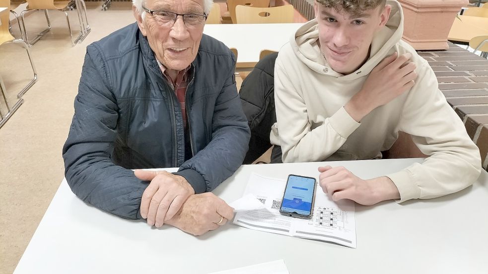 Der 83-jährige Dieter Diesmann ließ sich von Cederic Röben unter anderem eine App erklären. Fotos: Seniorenbeirat