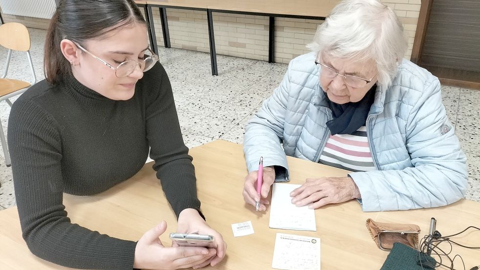 Die 82-jährige Käthe Büürma ließ sich Mina Semmo die Funktionen des Smartphones erklären.