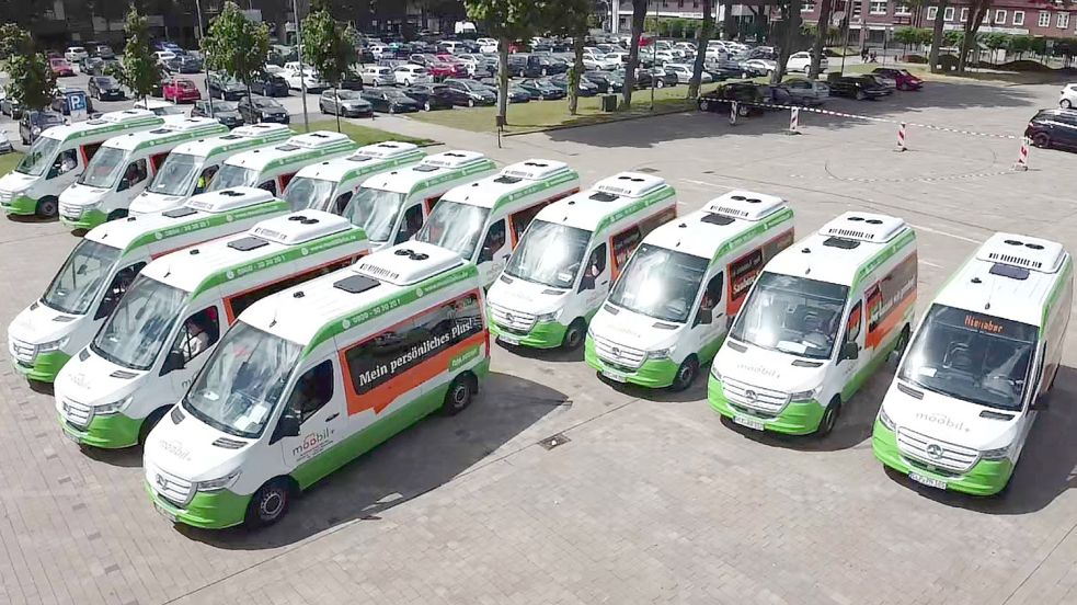 Die Flotte an Kleinbussen der Marke Mercedes Sprinter, die seit Juni 2020 durch den Landkreis Cloppenburg fahren, um das Rufbusangebot moobil+ zu gewährleisten.