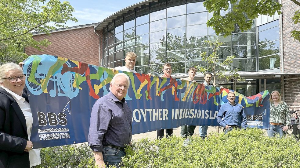 Laden zum 8. Inklusionslauf ein (von links): Oberstudiendirektorin Marlies Bornhorst-Paul, Heiner Bahlmann (pensionierter Abteilungsleiter und Initiator), Timo Koopmann, Jannik Dierks, Lutz Poppeck, Ugur Ucar (alle Fachoberschule Wirtschaft), Bernd Schrand (Abteilungsleiter) und Helga Masbaum (Fachlehrerin). Foto: Wimberg