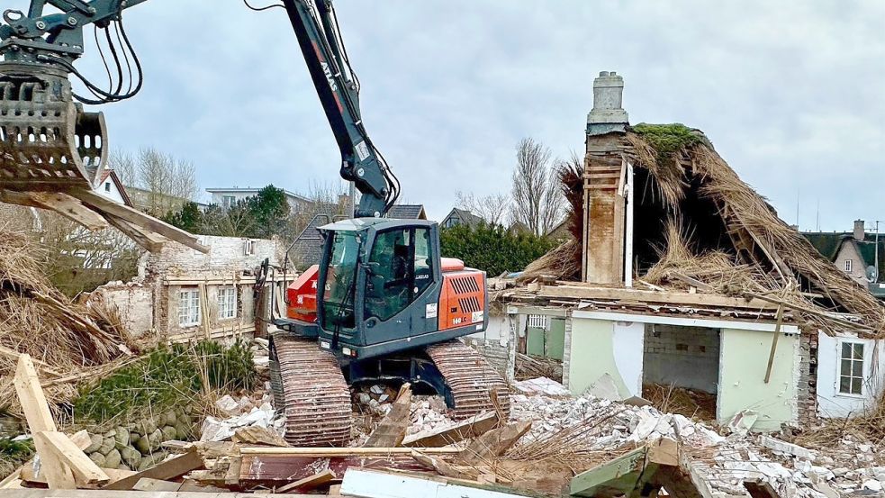 Ein Foto wie ein Mahnmal: Bagger legen den Alten Gasthof am 30. Dezember 2022 in Schutt und Asche. Foto: SR
