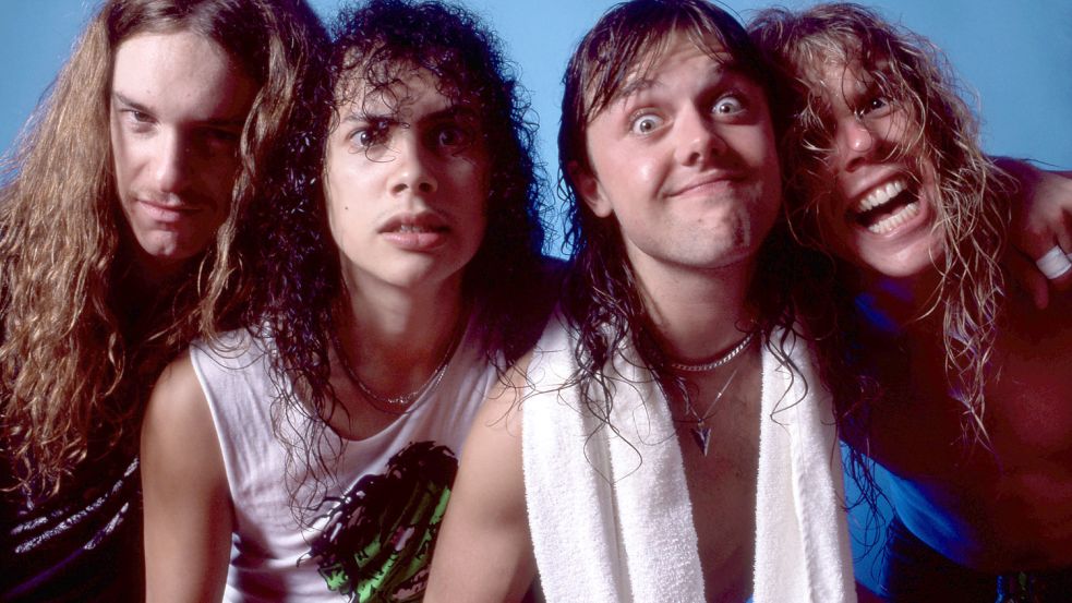 Metallica im April 1986 (v.li.): Cliff Burton, Kirk Hammett, Lars Ulrich und James Hetfield. Burton starb wenige Monate danach bei einem Unfall mit dem Tourbus. Foto: IMAGO IMAGES/MediaPunch