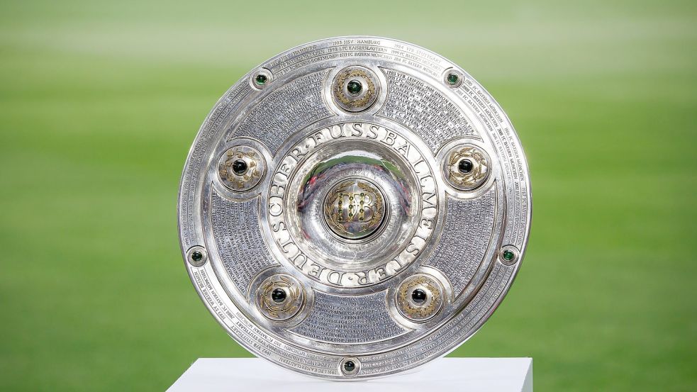 Wer holt sich am 34. Spieltag die Meisterschale? Der BVB oder die Bayern? Foto: Matthias Balk/dpa