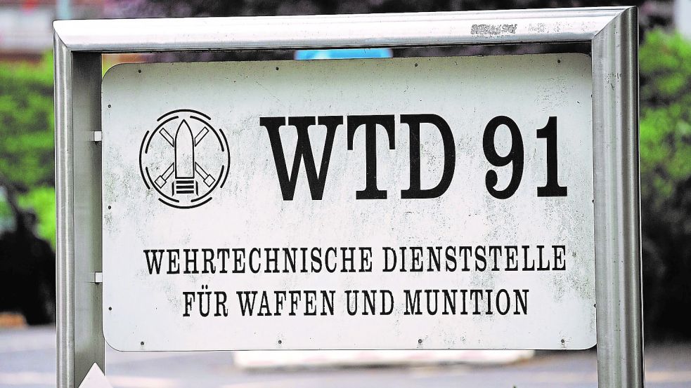 Flyer mit Verschwörungstheorien sind auf dem Gelände der WTD 91 l gefunden worden. Foto: picture alliance/dpa/dpa