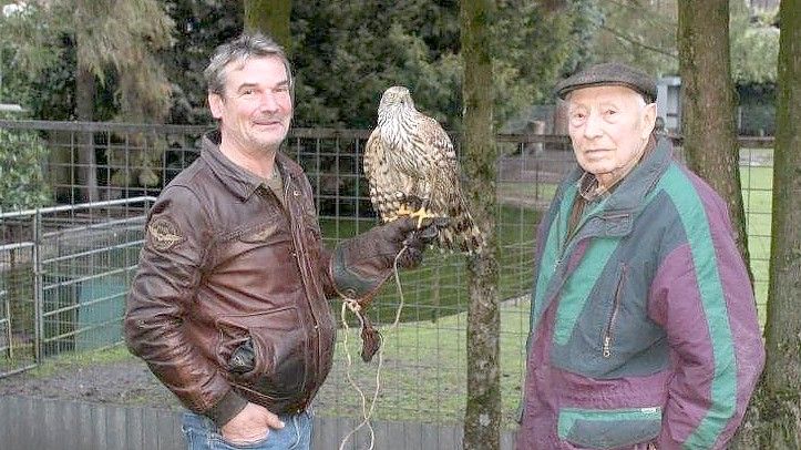 Glücklich vereint: Andreas Neumann (links) mit seinem Habicht Trenk und Heinz Wobben, der den Vogel gefunden hat. Foto: Gerd Hopmann