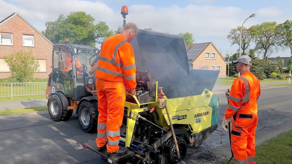 Zum Einsatz kommt auch eine kleine Maschine, mit der Asphaltstreifen ausgebessert werden. Foto: Ammermann