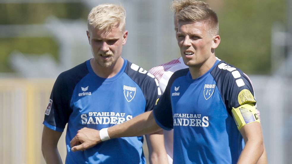 Für Bastian Dassel (rechts) und Marvin Eilerts geht es mit Kickers nächstes Jahr in der Oberliga weiter. Archivfoto: Doden