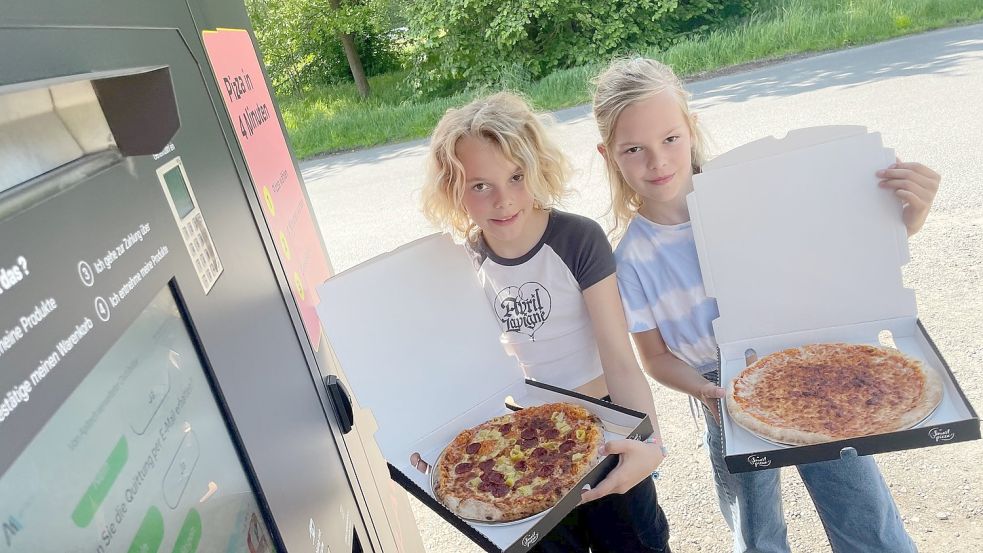 Ida (links) und Mia Hellmers haben den neuen Pizza-Automaten in Marienheil ausprobiert. Foto: Hellmers