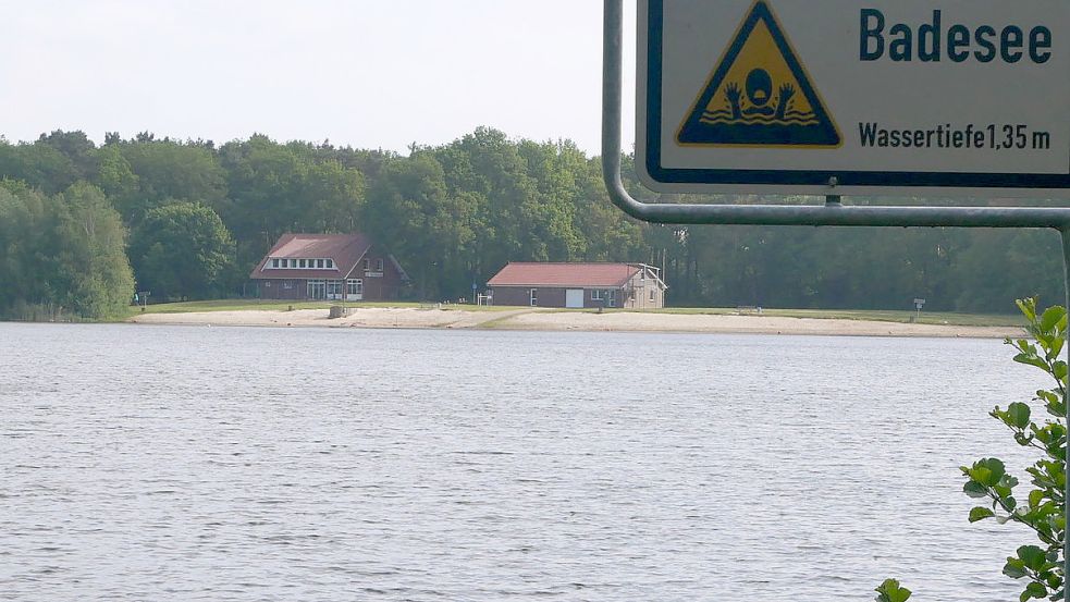 Das Gebäude mit dem Kiosk am Hollener See, hier links im Hintergrund, ist auch das Vereinsheim des Fischereivereins Saterland. Foto: Kruse