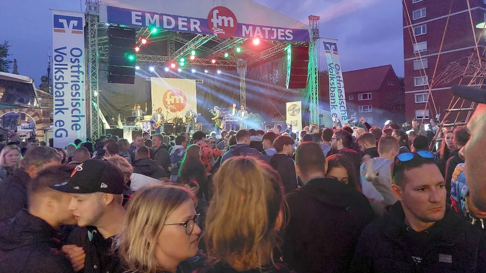 An den Abenden und in den Nächten der Matjestage ist in der Emder Innenstadt Party angesagt. Foto: Archiv
