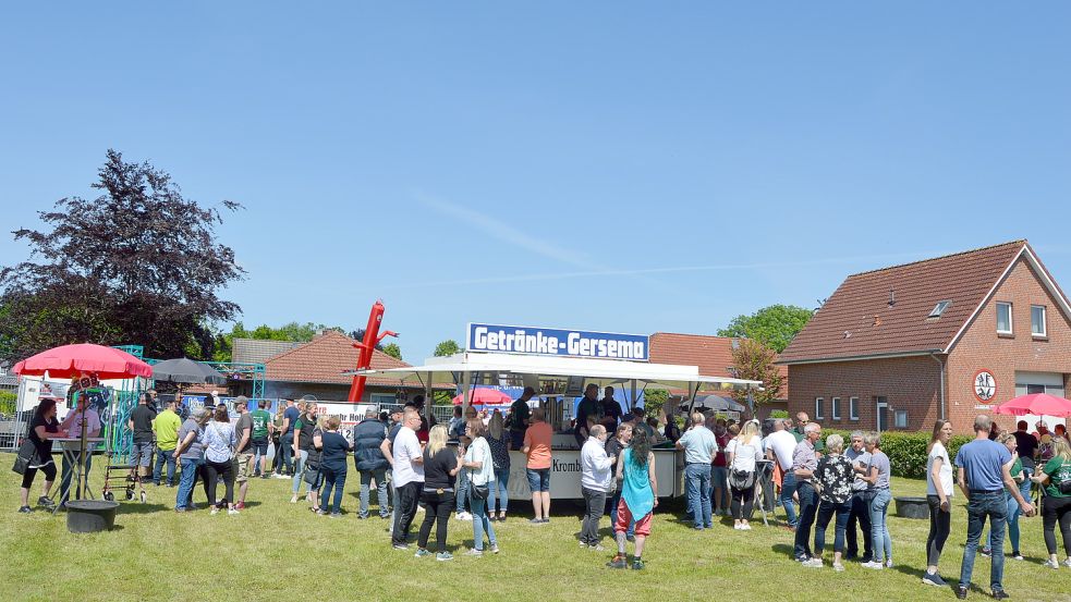 Die zweite Auflage der Holter Pfingstwiese war gut besucht. Zahlreiche Radler und Gruppen machten einen Zwischenstopp in Holte und nahmen das Angebot, sich mit kühlen Getränken zu stärken oder etwas zu essen, gerne an. Bilder: Weers