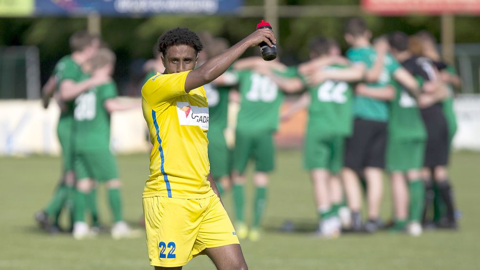 Jubel beim SV Wallinghausen (im Hintergrund) und Frust bei Germania Leer. Foto: Doden/Emden