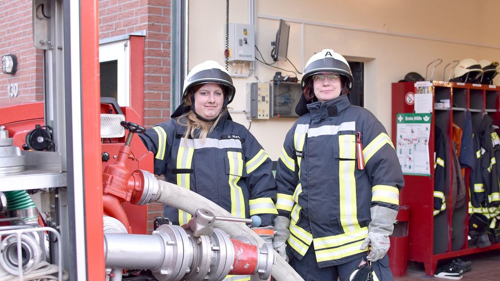 Maschinistin Sonja Marks (links) und Wiebke Brinker sorgen dafür, dass ihre Kameraden Wasser aus dem Strahlrohr bekommen. Foto: Wehry