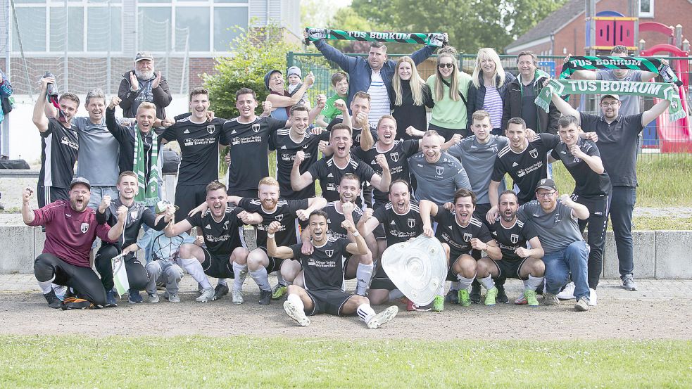 Mit einem kleinen Anhang feierten die Inselkicker den Titelgewinn direkt nach dem Abpfiff in Neermoor. Fotos: Doden