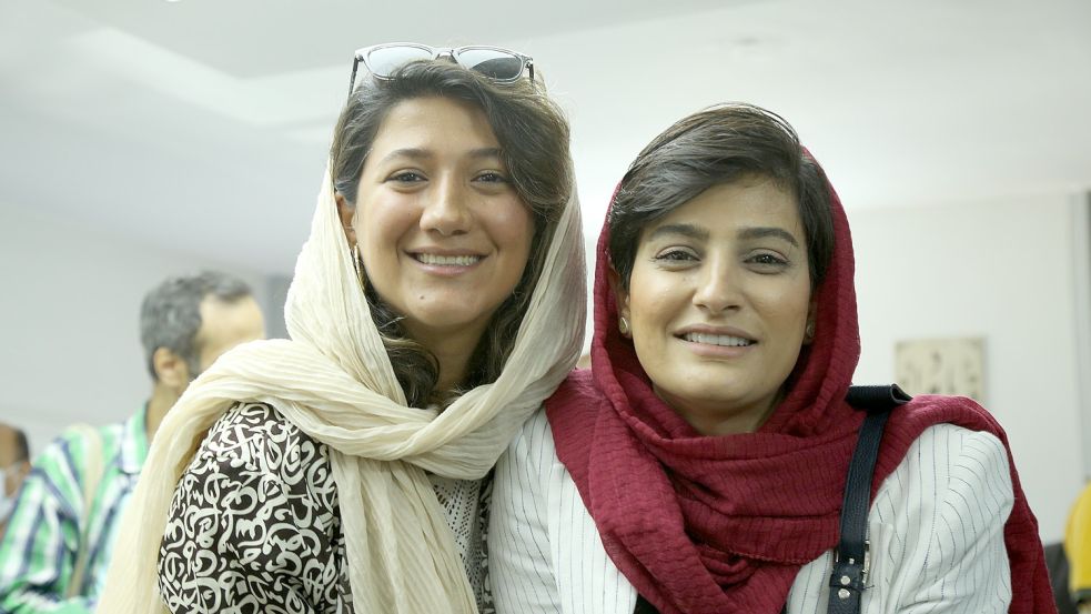 Iranische Journalistinnen Nilufar Hamedi (links) und Elaheh Mohammadi waren mit die ersten, die über den Fall Mahsa Amini berichtet haben. Jetzt stehen sie im Iran vor Gericht. Foto: dpa