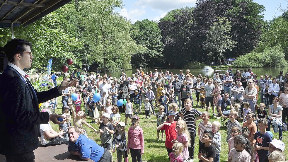 Das gute Wetter lockte im vergangenen Jahr gleich zehntausende Besucherinnen und Besucher zum Leeraner Julianenparkfest. Foto: Wolters