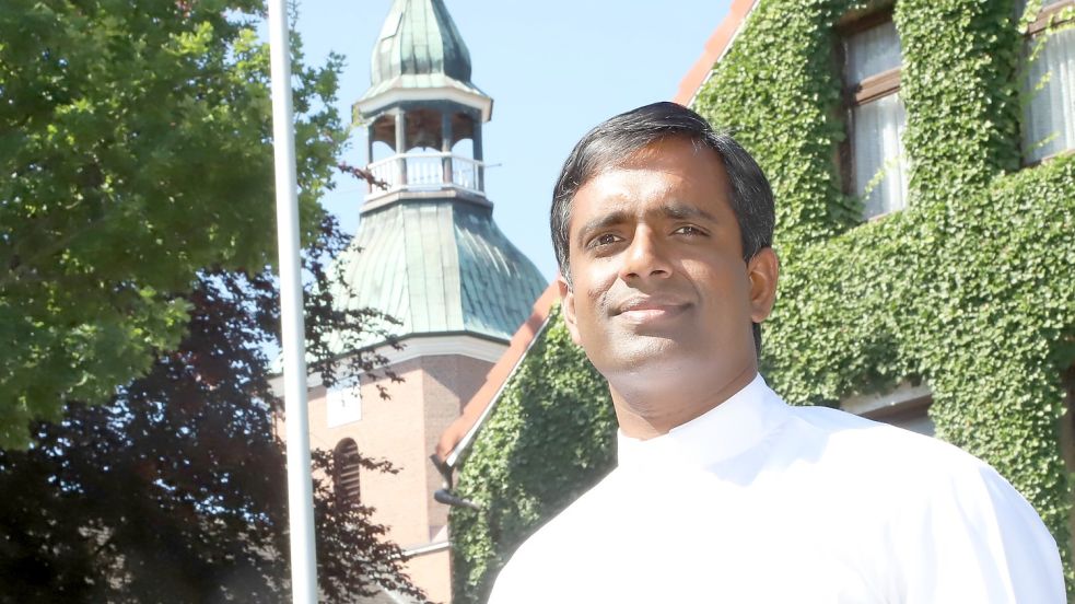 Pfarrer Anil Bandi - hier vor der Barßeler Kirche Ss. Cosmas und Damian - wird zum 1. Juli, nach dem Weggang von Pfarrer Ludger Becker, Pfarrverwalter der Kirchengemeinde St. Ansgar Barßel. Bandi ist seit zehn Jahren in Barßel als Geistlicher tätig. Foto: Passmann