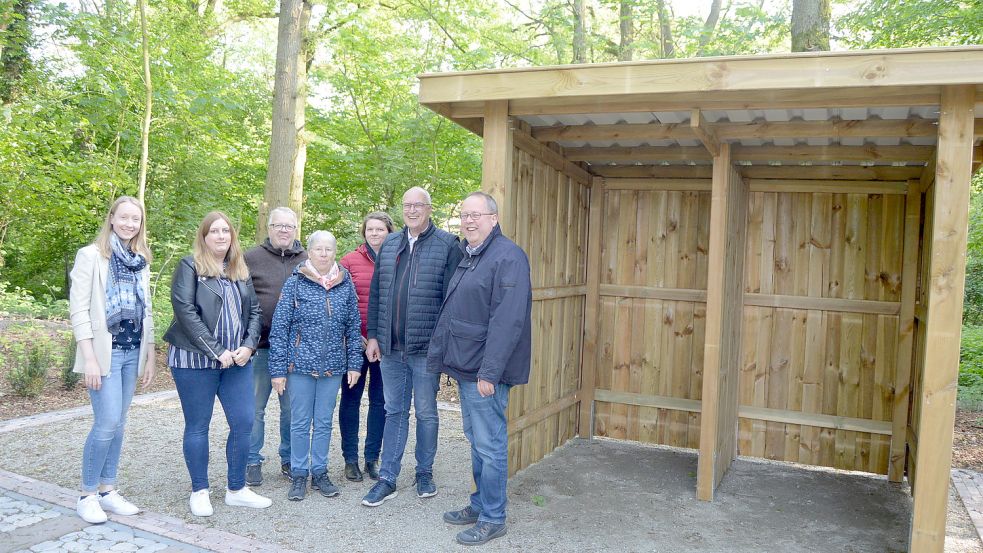 Die Ortsratsmitglieder mit Kirsten Beening während der Begehung. Foto: Weers