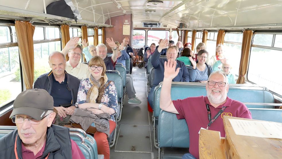 Die Fahrgäste hatten viele Freude bei der Fahrt von Mühle zu Mühle, die am Mühlentag von Barßel nach Scharrel hin und her ging. Fotos: Passmann