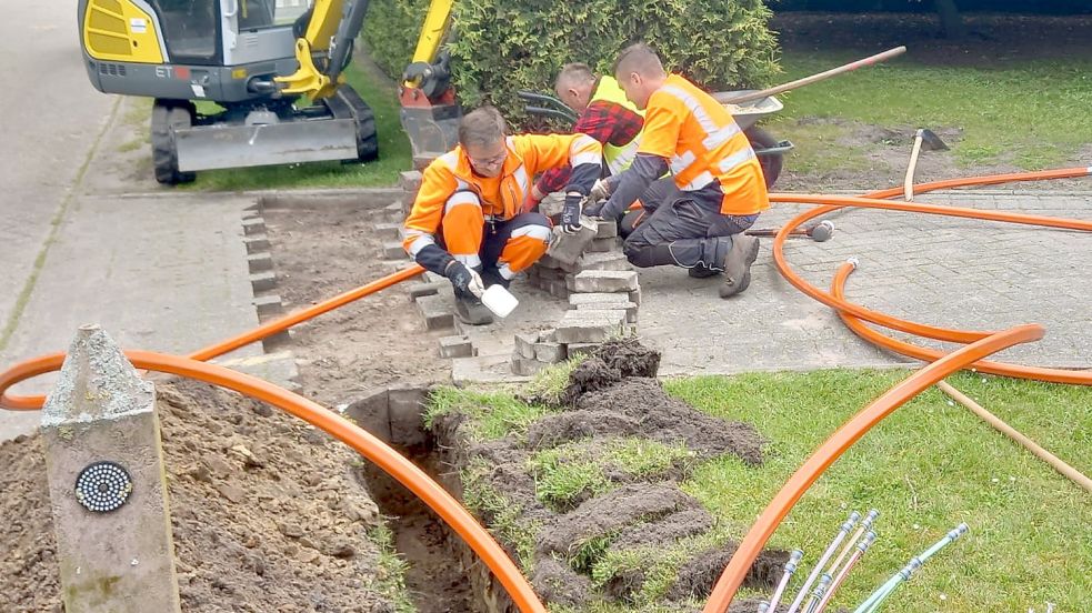 Bauarbeiter haben am Dienstagnachmittag in Ihren versucht, den Schaden zu beheben - bislang erfolglos. Foto: Weers