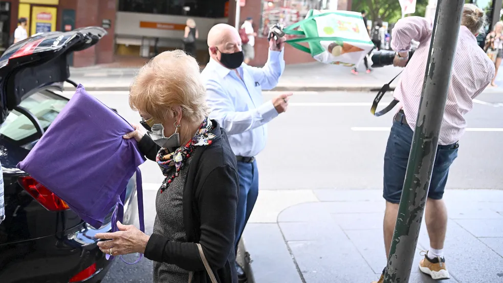 Melissa Caddicks Mutter Barbara Grimley (l.) und ihr Bruder Adam Grimley (r.) vor dem Downing Centre Local Court in Sydney im November 2022, wo eine Untersuchung Antworten zum Verschwinden der inzwischen legendären Betrügerin geben sollte. Foto: imago images/AAP/Dan Himbrechts