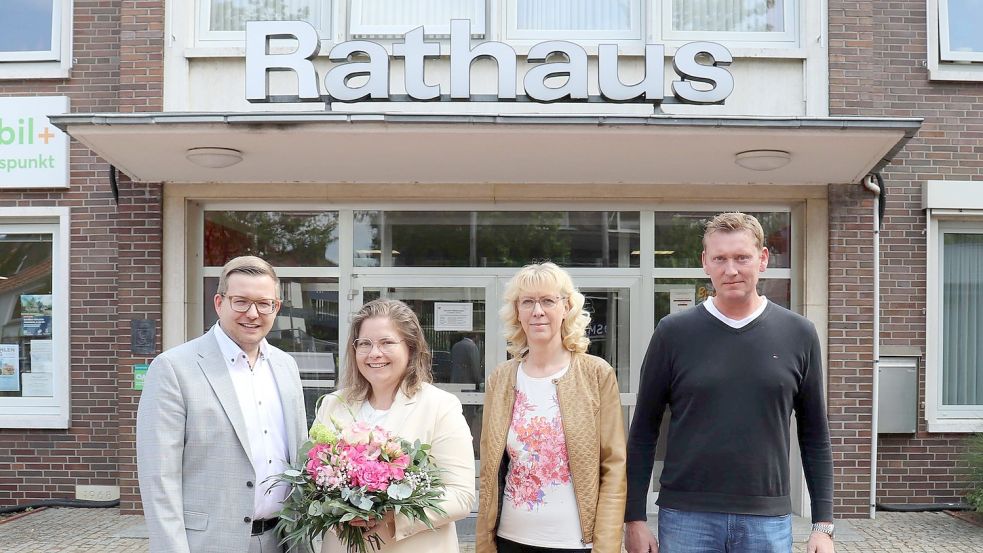 Barßels Bürgermeister Nils Anhuth (links), Gordula Bergmann (2. von rechts) und Erster Gemeinderat Michael Sope verabschiedeten Anke Rönneper vor dem Rathaus. Die bisherige Kämmerin der Gemeinde hatte gekündigt, weil sie eine neue Stelle beim Senator für Finanzen in Bremen antritt. Foto: Gemeinde