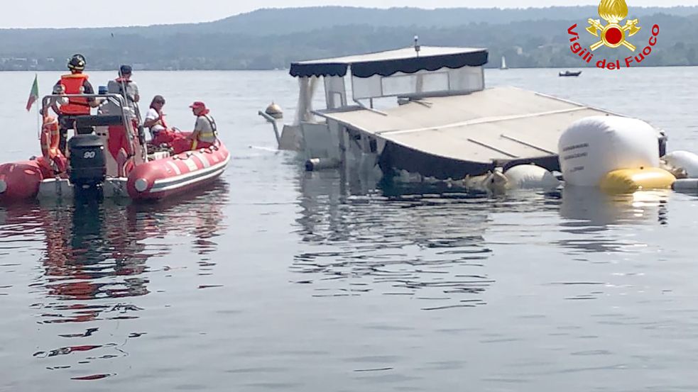 Vier Menschen starben bei dem Bootsunfalls auf dem Lago Maggiore. Das Unglück wirft Fragen auf. Foto: dpa/Vigili del Fuoco