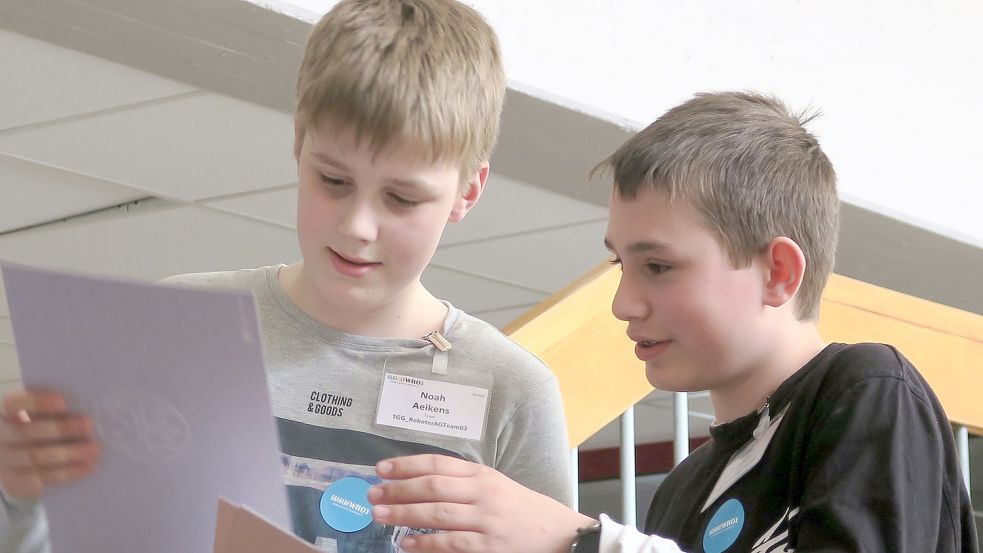 Das Team "Deltashield" vom Telleta-Groß-Gymnasium Leer erzielte den zweiten Platz: Noah Aeikens (13, links) und Finn Schröder (12). Foto: gbs