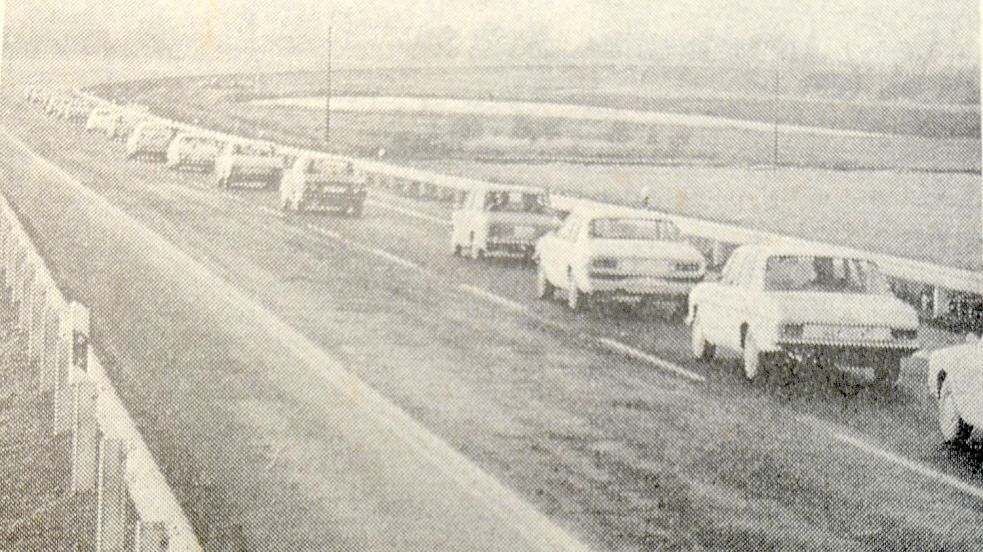 Dezember 1972: Die ersten Autos fahren über das freigegebene Teilstück der neuen Bundesstraße zwischen Sedelsberg und Scharrel. Archivfoto: Ewen