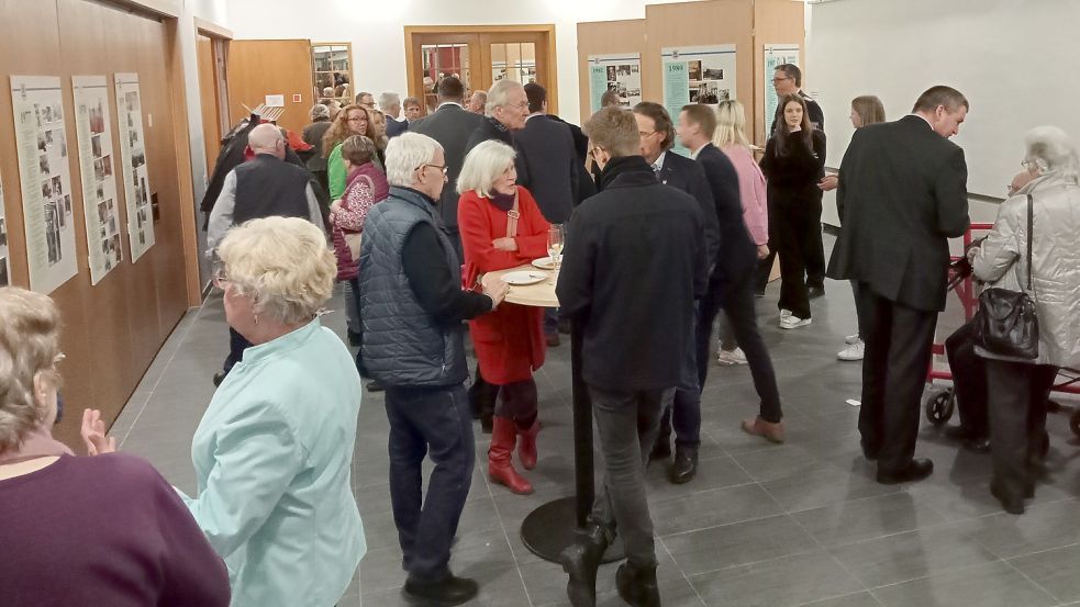 Gut besucht war Ende Januar die offizielle Eröffnung der Jubiläumsausstellung im Ihrhover Rathaus. Foto: Gemeinde
