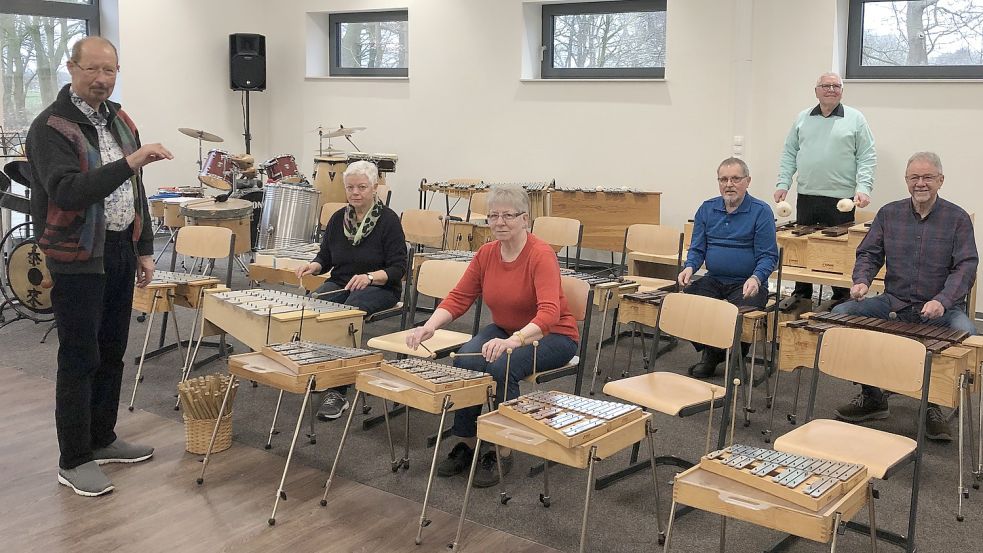 Auch der Seniorenbeirat der Gemeinde probierte im Orff-Studio die Instrumente aus. Foto: Gemeinde