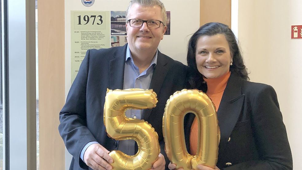 Auch die CDU-Bundestagsabgeordnete Gitta Connemann gratulierte Bürgermeister Theo Douwes zum Jubiläum. Foto: Gemeinde