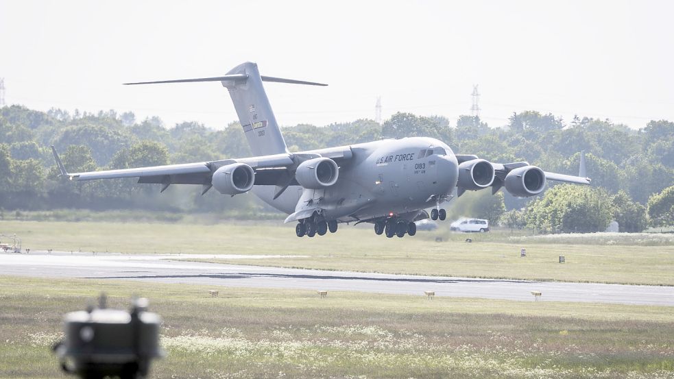 Die Vorbereitungen für Nato-“Air Defender 2023“ laufen auf Hochtouren: Am Dienstag landete eine Boeing C-17 der US-Air National Guard in Jagel (Schleswig-Holstein). Sie wird in den nächsten Tagen noch öfter den Fliegerhorst ansteuern. Foto: Kästner/Bundeswehr