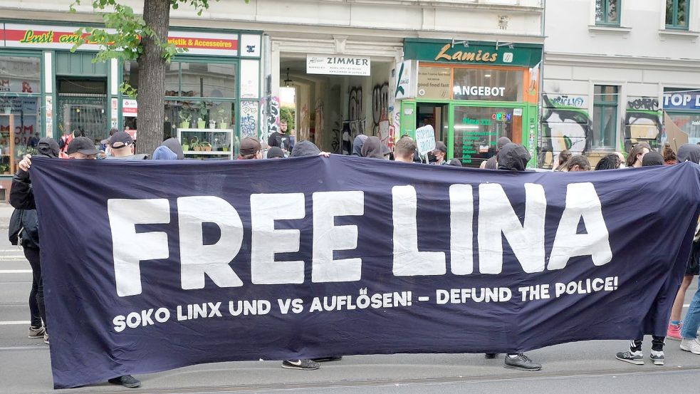Der Staat als Feindbild, das eint die gewaltbereite linke Szene – hier eine Unterstützer-Demo für Lina E. in Leipzig – und Rechtsextremisten. Foto: Sebastian Willnow/dpa-Zentralbil