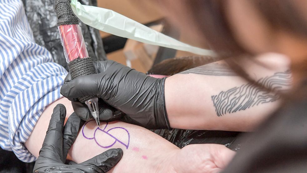 Zwei Halbkreise und ein Kreis – so sieht das Tattoo aus. Foto: Ortgies