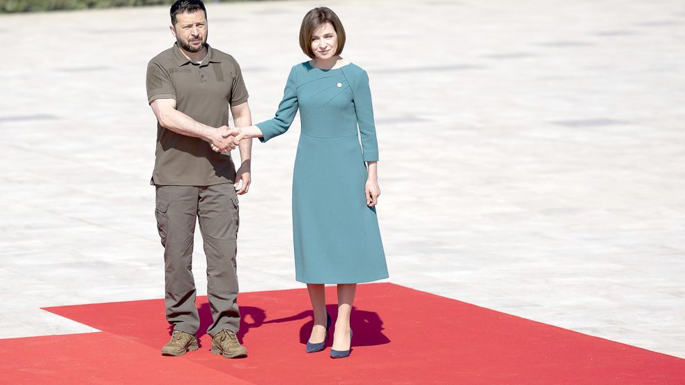 Maia Sandu, Präsidentin von Moldau, empfängt Wolodymyr Selenskyj, Präsident der Ukraine, zum Gipfel der Europäischen Politischen Gemeinschaft in Bulboaca. Foto: picture alliance/dpa/KEYSTONE/Peter Klaunzer