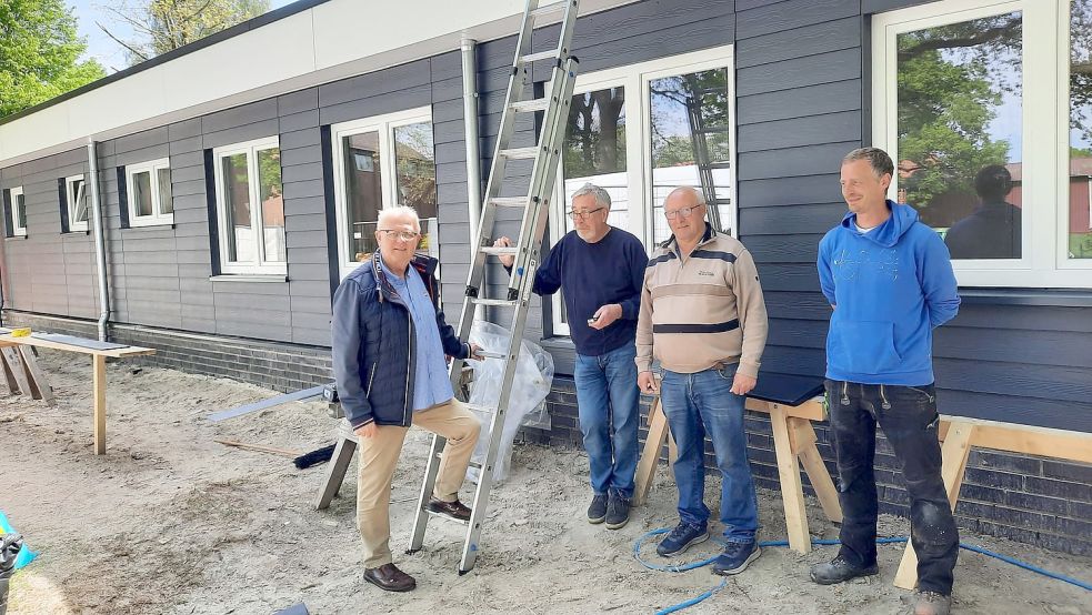 Zügig voran schreiten die Bauarbeiten für die neuen Räumlichkeiten des Anbaus an den Kindergarten St. Mairen in Harkebrügge. Davon überzeugte sich jetzt der stellvertretende Vorsitzende des Kirchenausschusses der katholischen Kirchengemeinde St. Ansgar, die Träger der Einrichtung ist, Johannes Geesen (links), im Austausch mit der bauausführenden Firma und dem Architekten. Foto: Passmann
