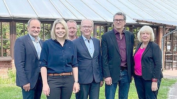Die Nachfolgesuche mit dem Einstellen von Mischa Helfmann (Zweiter von rechts) beendet haben (von links) die Vertreter des Trägervereins Hermann Wessels (Erster Stadtrat), Vanessa Gattung (Bürgermeisterin von Papenburg), Heiner Hanneken, Martin Gerenkamp (Erster Kreisrat von Emsland) und Ursula Mersmann. Foto: HÖB
