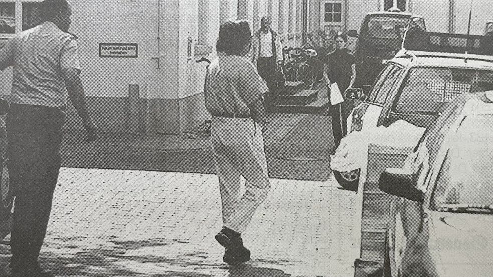 Damals schrieb diese Zeitung: „Wenige Minuten vor dem Urteil der Schwurgerichtskammer: Gefolgt von Polizeibeamten geht der 50-jährige Täter in Handschellen in den Gerichtssaal.“ Foto: Archiv