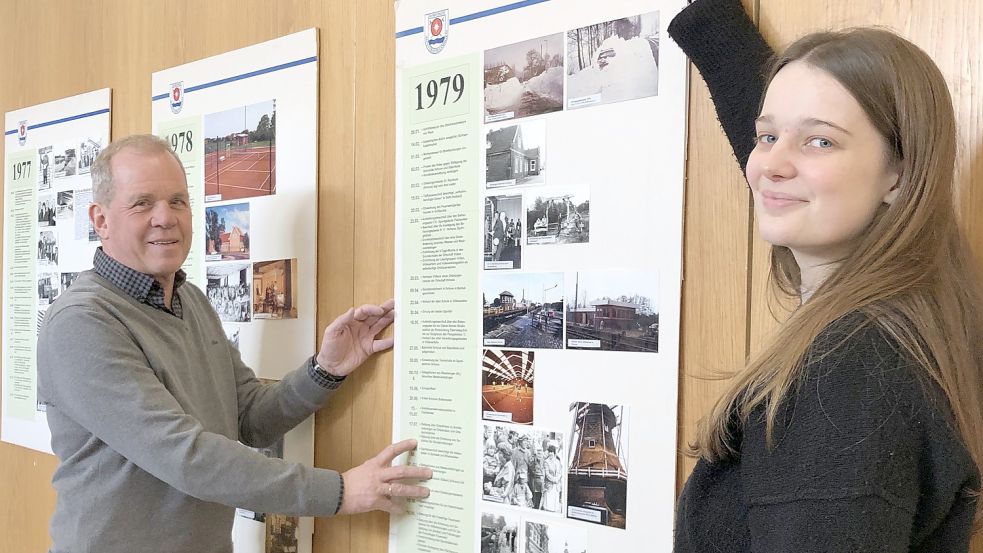 Der langjährige Mitarbeiter der Gemeinde, Manfred Bleeker, und Auszubildende Marit Baumann haben die Ausstellungen zum 50-jährigen Jubiläum der Gemeinde Westoverledingen vorbereitet. Foto: Gemeinde