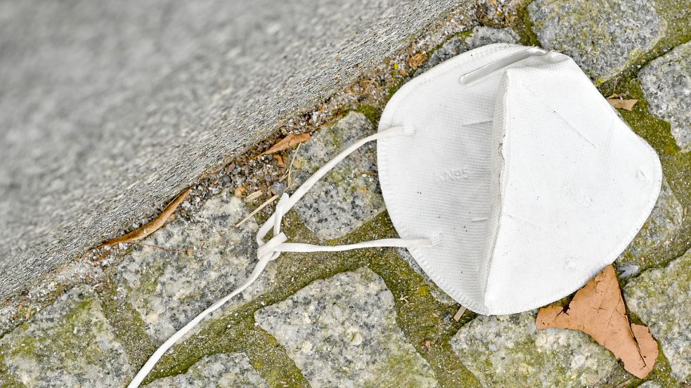 Während der Hochzeit der Corona-Pandemie wurde vielerorts Maske getragen. Inzwischen sind sie fast aus dem Straßenbild verschwunden. Foto: Patrick Pleul/dpa-Zentralbild/dpa