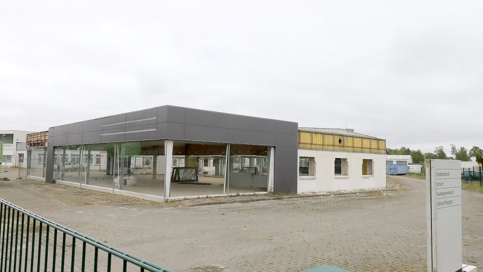 Auf dem Gelände des früheren Autohauses Giese in Papenburg sind vorbereitende Abrissarbeiten angelaufen. Foto: Assies