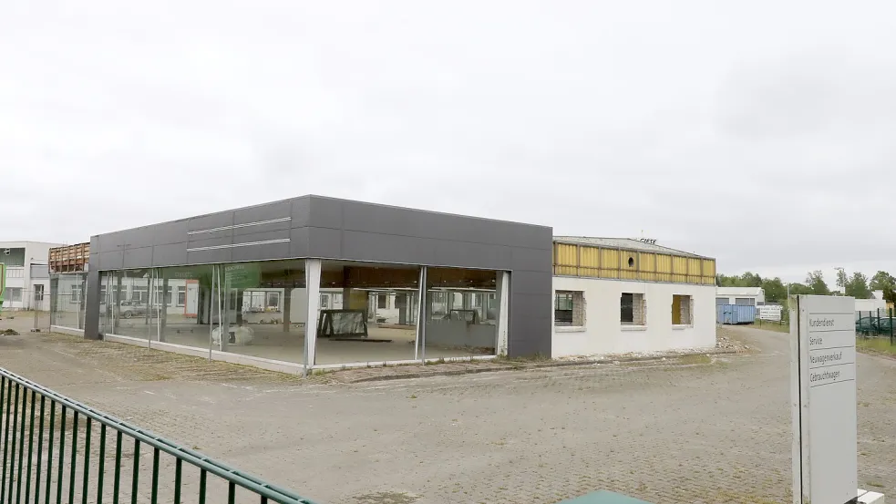 Auf dem Gelände des früheren Autohauses Giese in Papenburg sind vorbereitende Abrissarbeiten angelaufen. Foto: Assies