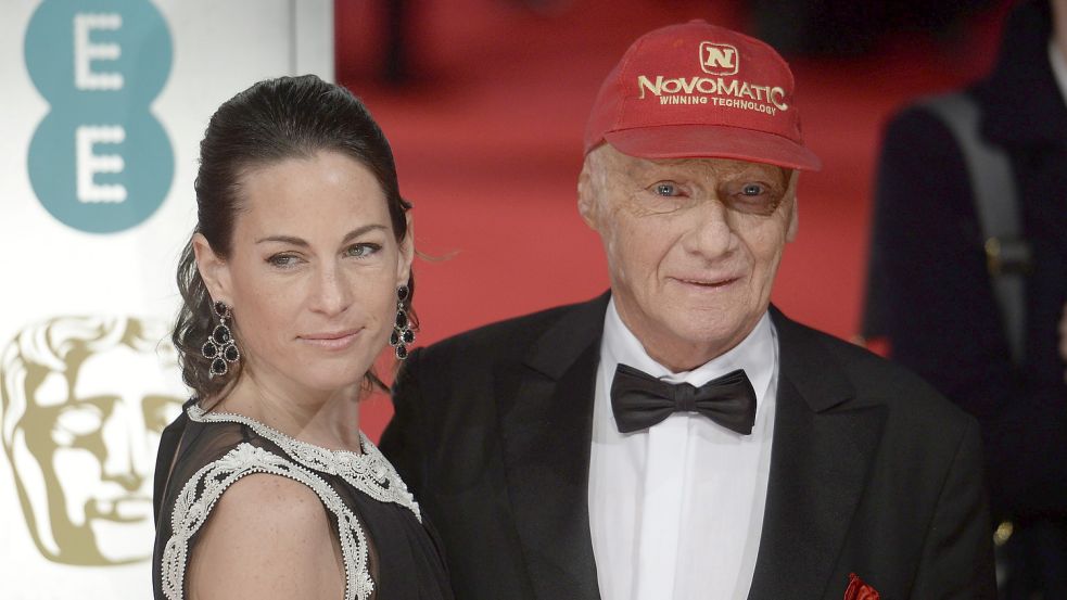 Formel-1-Ikone Nikki Lauda und seine Frau Birgit Wetzinger im Jahr 2014 bei den British Academy Film Awards in London. Foto: dpa/Facundo Arrizabalaga