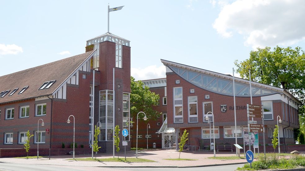 Der Chefsessel des Saterländer Rathauses in Ramsloh ist derzeit verwaist: Der Bürgermeister ist krank. Er steht aber trotzdem in engem Kontakt mit seinen Mitarbeiterinnen und Mitarbeitern. Foto: Fertig