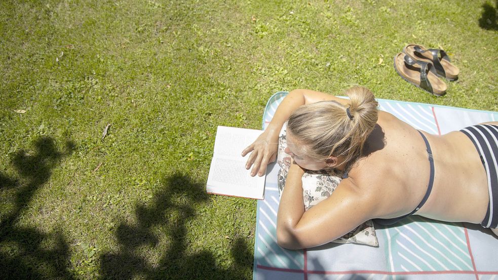 Sich im eigenen Garten in der Sonne bräunen: Ist das erlaubt, wenn man dabei keine Kleidung trägt? Foto: imago images/photothek