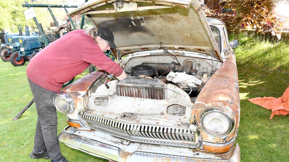 Niederländer Albert Alting aus ter Apel hat seinen russischen Wolga des Baujahres 1966 mitgebracht. Das Fahrzeug hat 30 Jahre in einem Schuppen gestanden, als er es erworben hat – es wird in dem Zustand gelassen, in dem es sich befindet. Das Fahrzeug ist betriebsbereit, hat aber keine Bremse und keine Kupplung erzählte er. Bild: Stromann