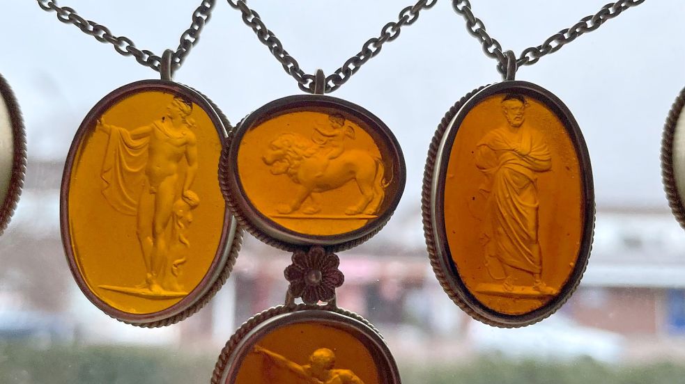 Rares: Die Gemmen des Schmuckstückes zeigen Motive aus der griechischen oder römischen Antike. Foto: Stix