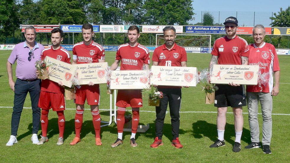 Vor dem Anpfiff gab es bei TuRa Präsente für die scheidenden Spieler und Trainer. Fotos: Damm