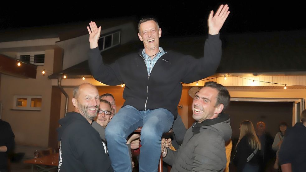 Hoch leben ließen die Grünröcke der Schützenkameradschaft „Friesenkönig Radbod“ Bollingen-Bibelte den neuen König Marec Hopp. Foto: Passmann